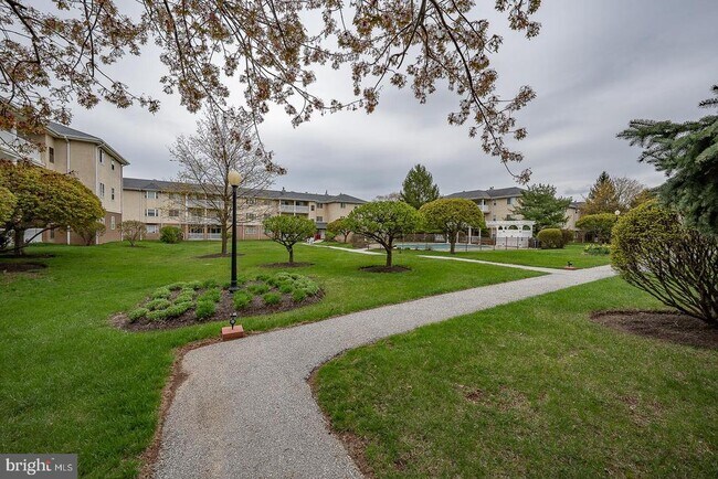 Building Photo - 335 Paoli Pointe Dr