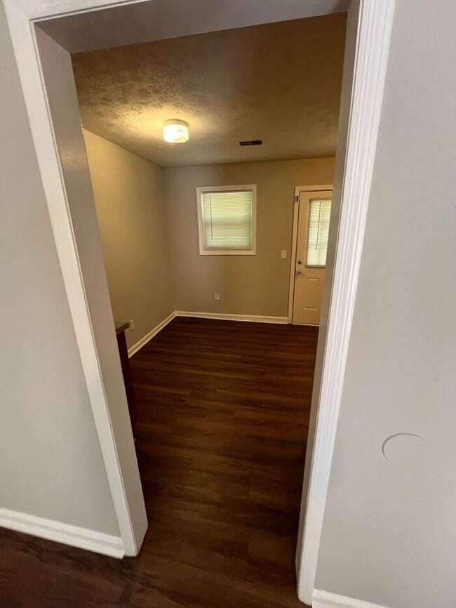 Building Photo - Cozy 2-Bedroom Ranch Duplex for Rent
