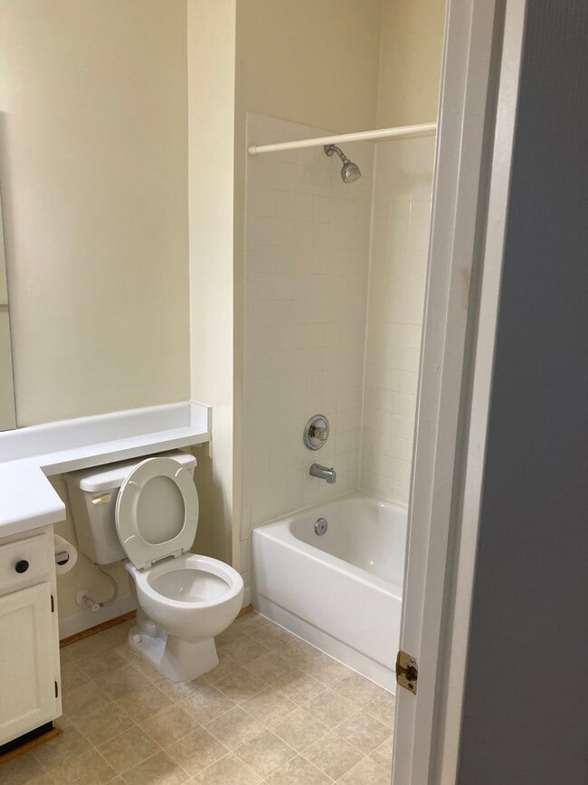 Building Photo - Beautiful 2 Bed 2 Bath Condo In Popular Oak Park Community - Water Included!