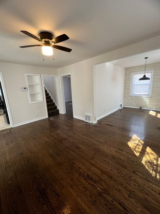 Building Photo - 3 Bedroom Home with 1.5 Bathrooms