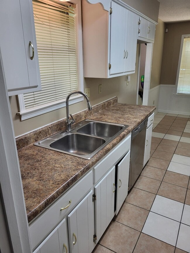 Building Photo - 4136 Raintree Cove