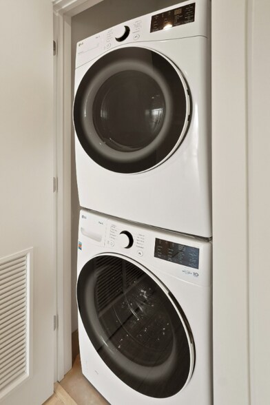 Building Photo - 365 N Union Ave