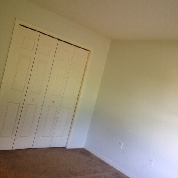 Building Photo - 7166 Summit Dr