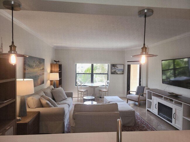 Building Photo - 300 Uno Lago Dr