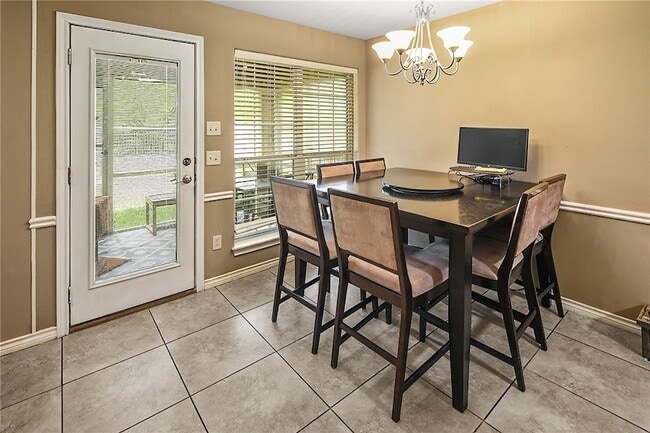 Building Photo - 335 Robelmont Dr