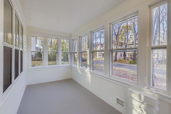 Building Photo - 988 Reaney Ave E