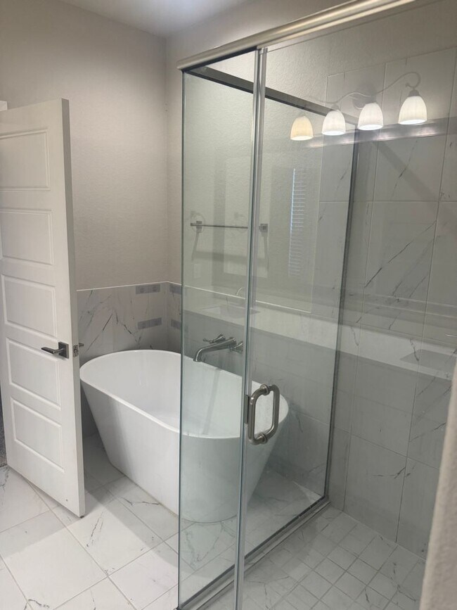 Building Photo - 3/2/2 Cozy Kitchen - Huge Closets - Tub in...