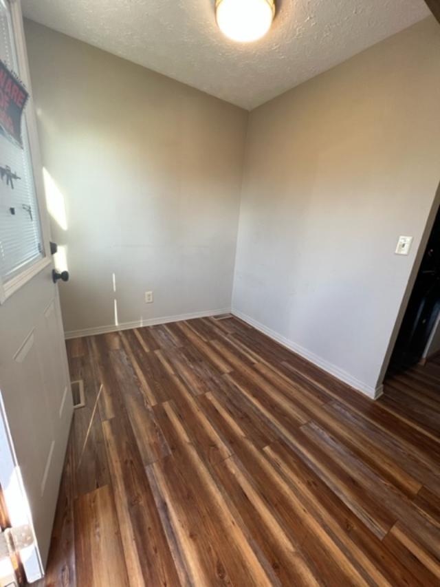 dining area - 1025 West Dr