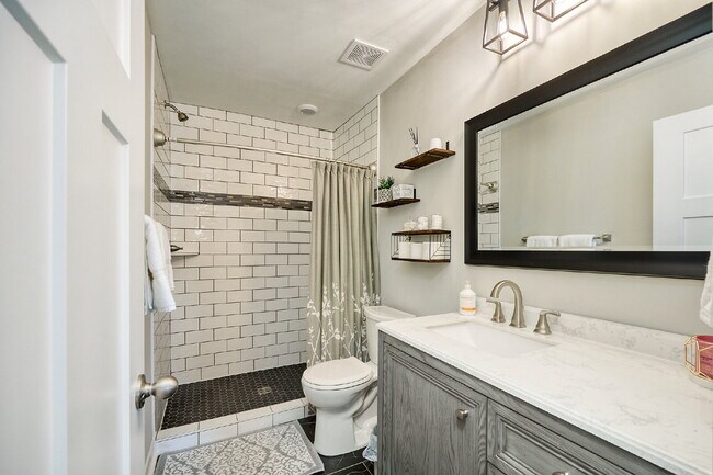 Building Photo - Spacious 4-Bedroom Gem with Modern Comforts and Finished Basement in Vadnais Heights!