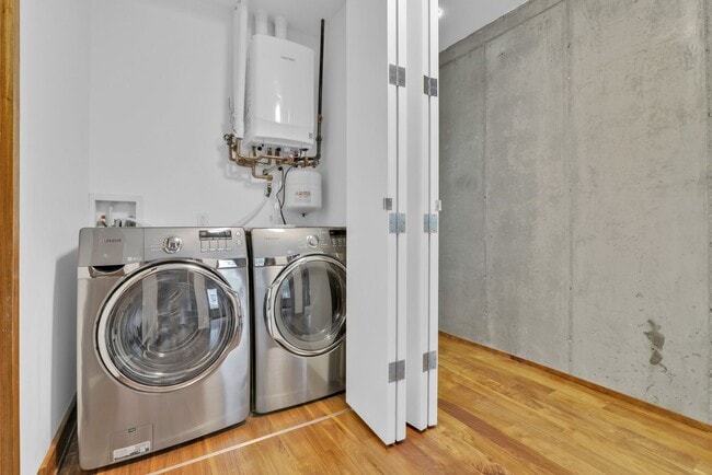 Building Photo - Impeccable Minimalist Design 4 bedroom 3 b...