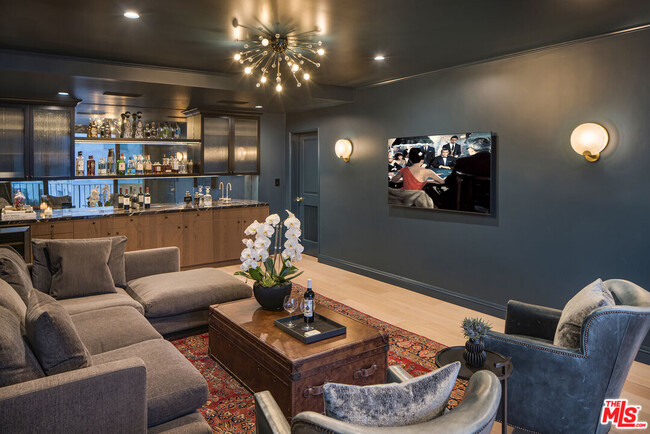 Building Photo - 818 N Doheny Dr