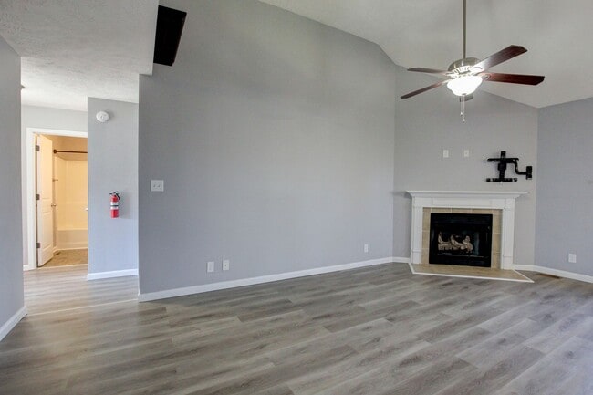 Building Photo - Sweet 3 bed 2 bath.  Cat friendly.
