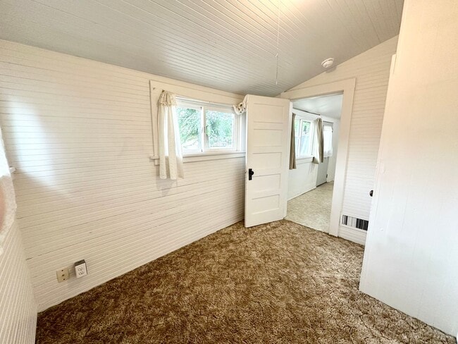 Building Photo - Charming 3 Bedroom Home Near Downtown Elle...