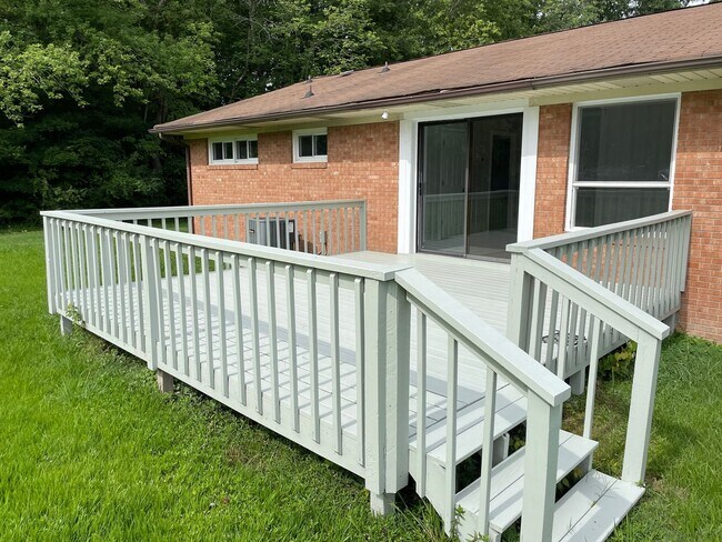 Building Photo - 3 BED, 2 BATH HOME LOCATED IN GREENSBORO