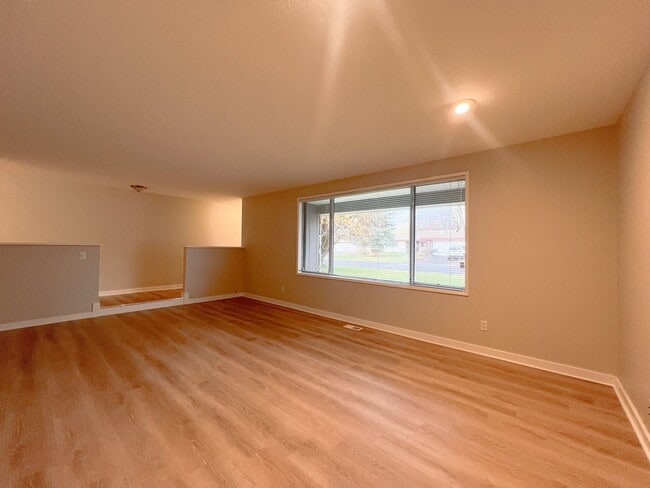 Building Photo - 3 Bedroom, 2 bath 1836 sqft House in Sunset Village