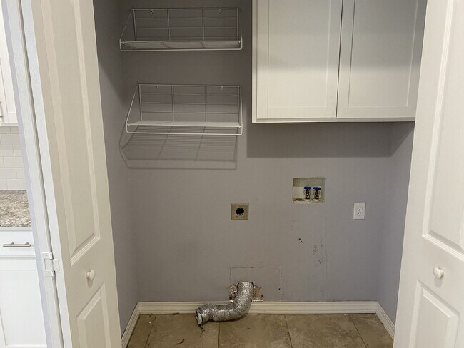 Building Photo - 572 Branchwood Ave