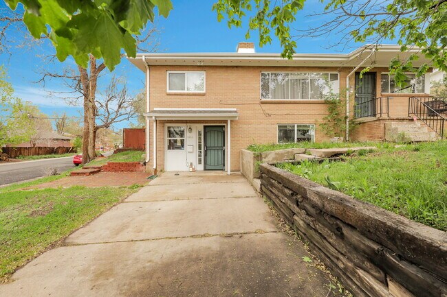 Building Photo - $1,795.95 - 2 Bed, 1 Bath Duplex Unit in Littleton with Fenced in yard, and In Unit Laundry!