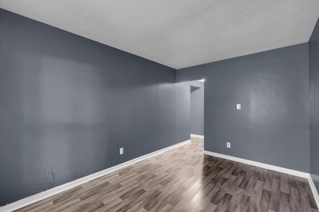Building Photo - Spacious 1–3 Bedroom Apartments in South Louisville | Cedar Chase