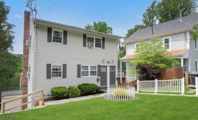 Building Photo - 83 Chestnut St