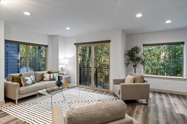 Building Photo - West Seattle - 3 Bedroom - 2.5 Bathroom w/ AC!