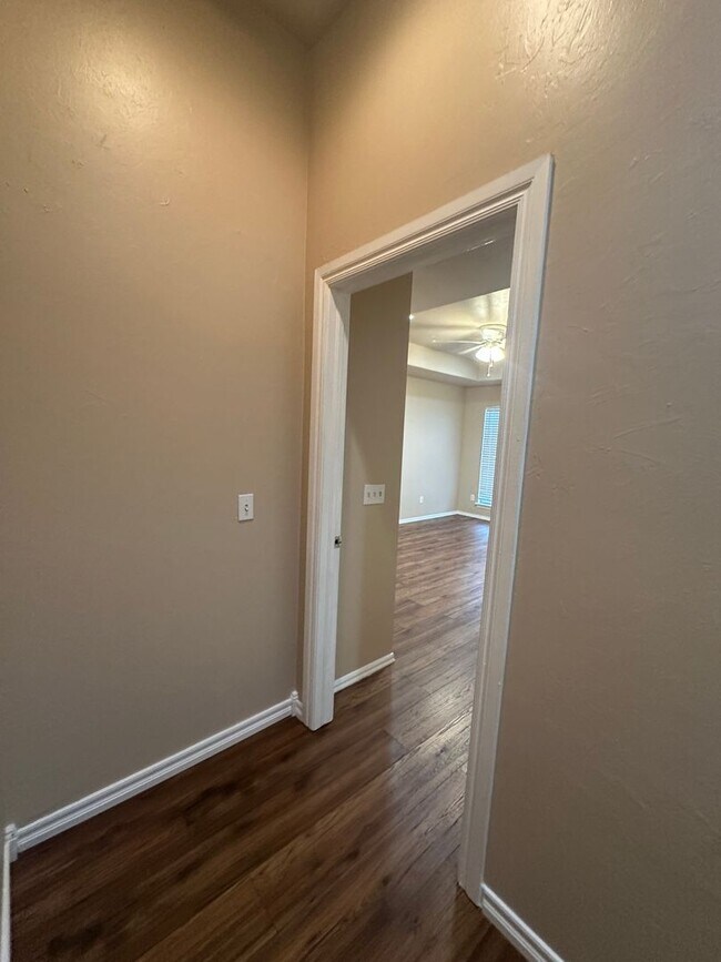 Building Photo - 2504 Thomas Dr