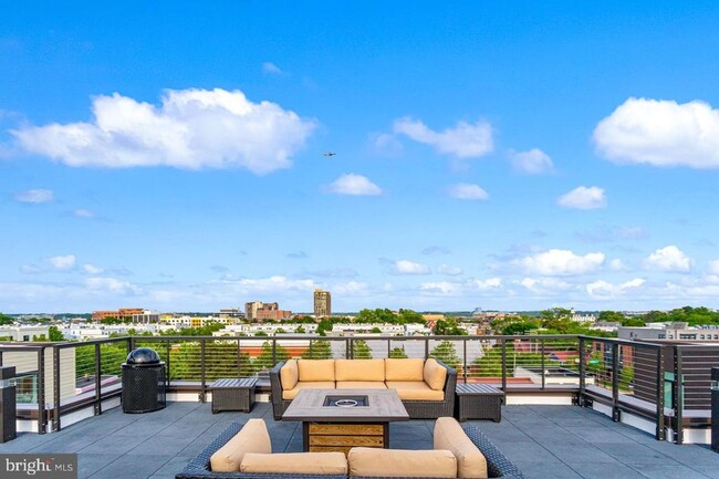 Building Photo - 701 N Henry St