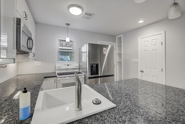 Building Photo - 424 15th St