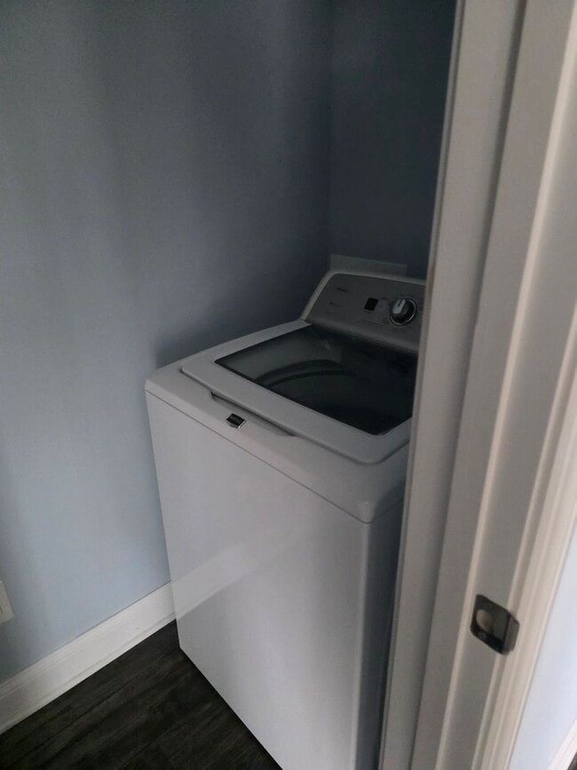 Building Photo - 2 Bedroom, 2.5 bath townhouse.