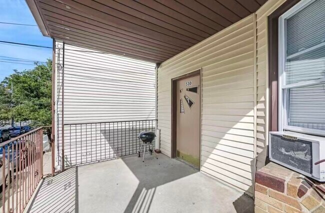 Building Photo - 530 47th St