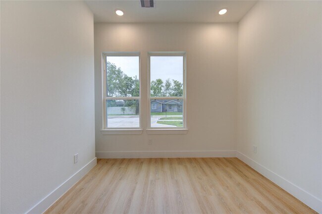 Building Photo - 4029 Knoxville St