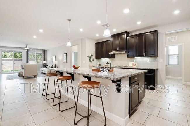 Building Photo - 1141 Vista Verde Dr