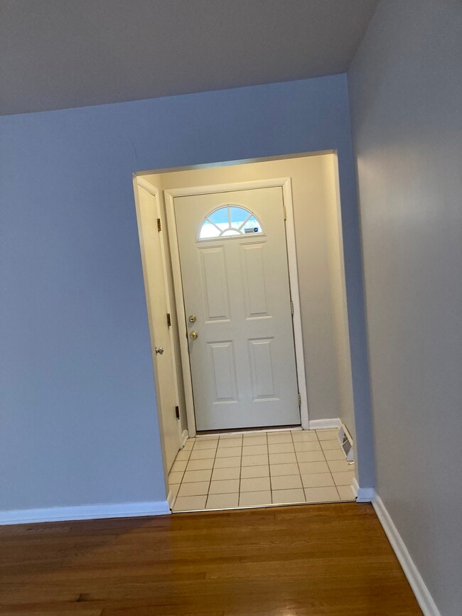 Tiled entry hall with guest closet - 3065 Shelley Lynn Dr