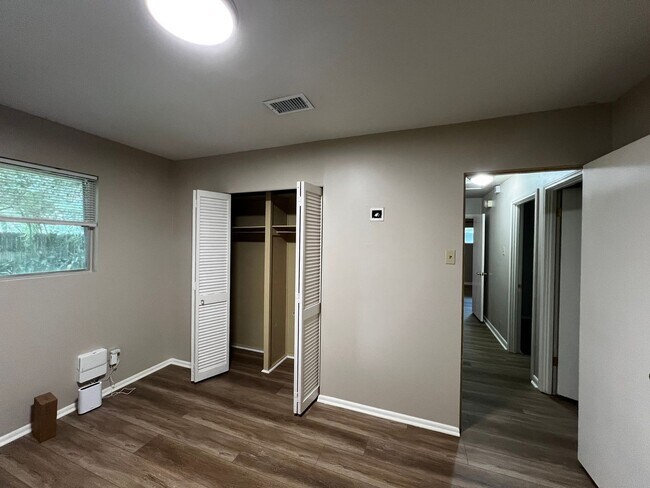 Building Photo - 3 Bedrooms, 1 Bathroom, Brick home , Carpo...