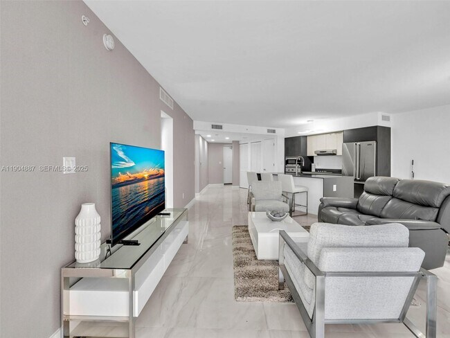 Building Photo - 9821 E Bay Harbor Dr