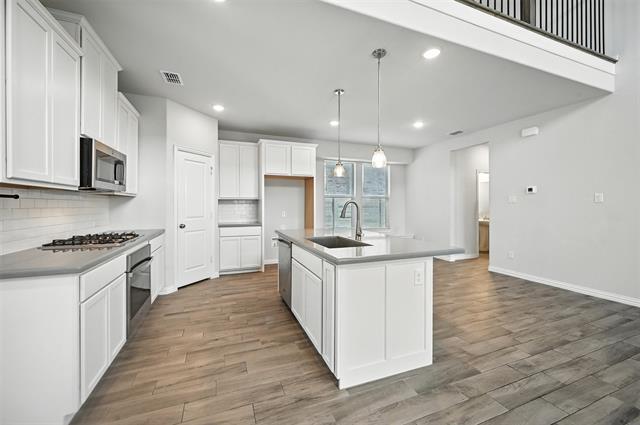 Building Photo - 700 Parkside Dr