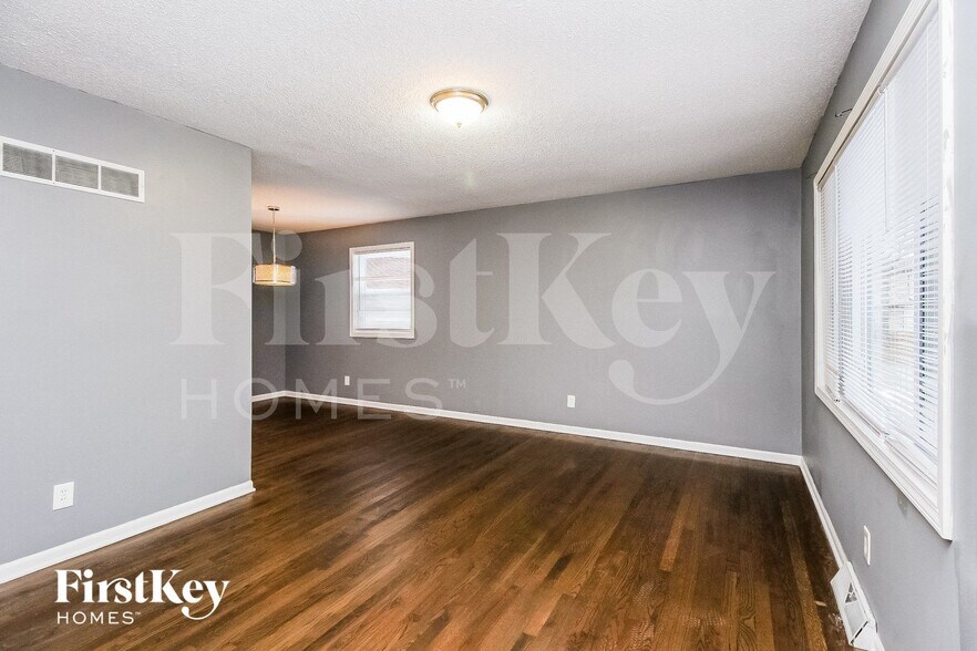 Building Photo - 4900 N Sycamore Dr