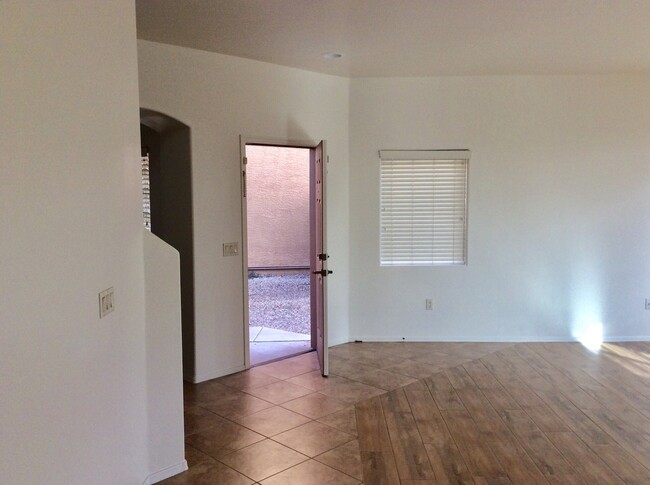 Building Photo - 4 Bdrm + Den / 2.5 Bath, 2 Story NW, off T...