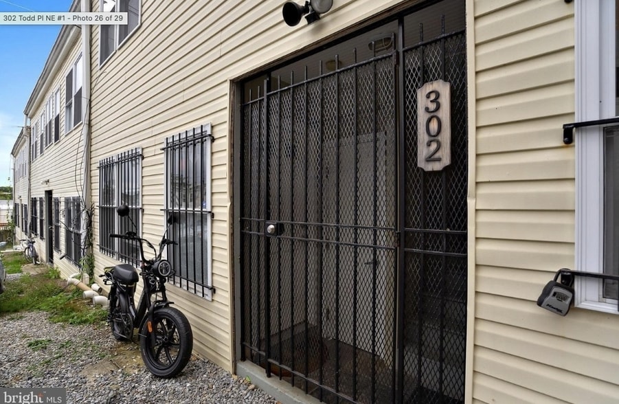 Building Photo - 302 Todd Pl NE