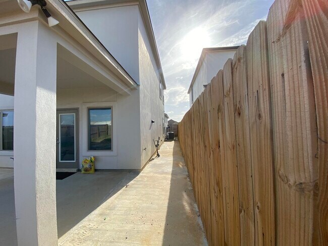 Building Photo - 9975 Rosary Ln