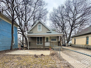 Building Photo - 3 bed 1 bath duplex with garage!