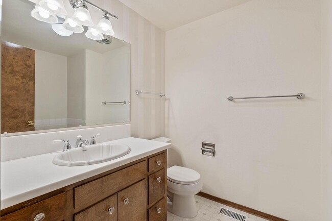 Building Photo - Spacious, well-cared for 4-bdrm/3-bath spl...