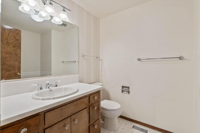 Building Photo - Spacious, well-cared for 4-bdrm/3-bath split-level—Family/laundry rooms, backyard, garage