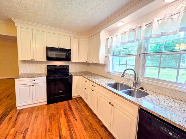 Building Photo - 3 Bedroom Brick Home