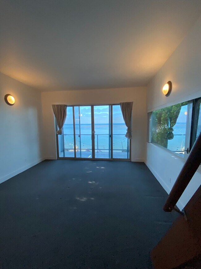 Building Photo - 6571 Del Playa Dr