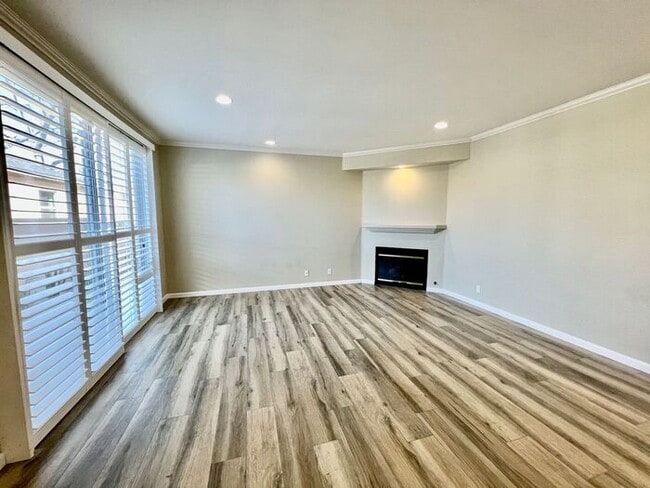 Building Photo - VIEWS VIEWS VIEWS From This Townhome With ...