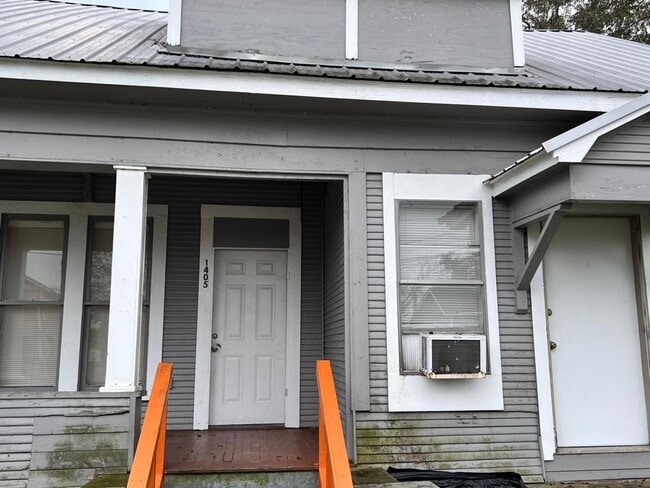 Building Photo - 1405 Main Ave