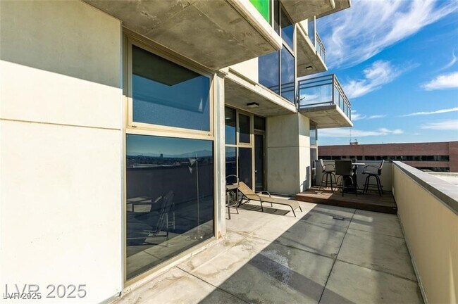 Building Photo - 353 E Bonneville Ave