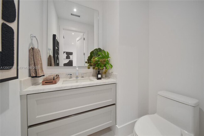 Building Photo - 6901 Veronese St