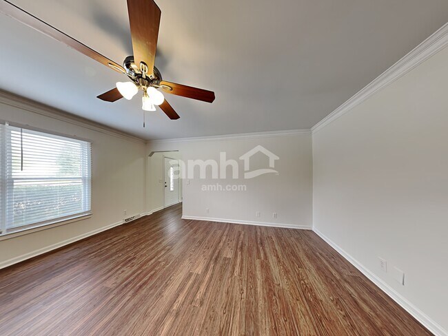 Building Photo - 204 Hardwood Road