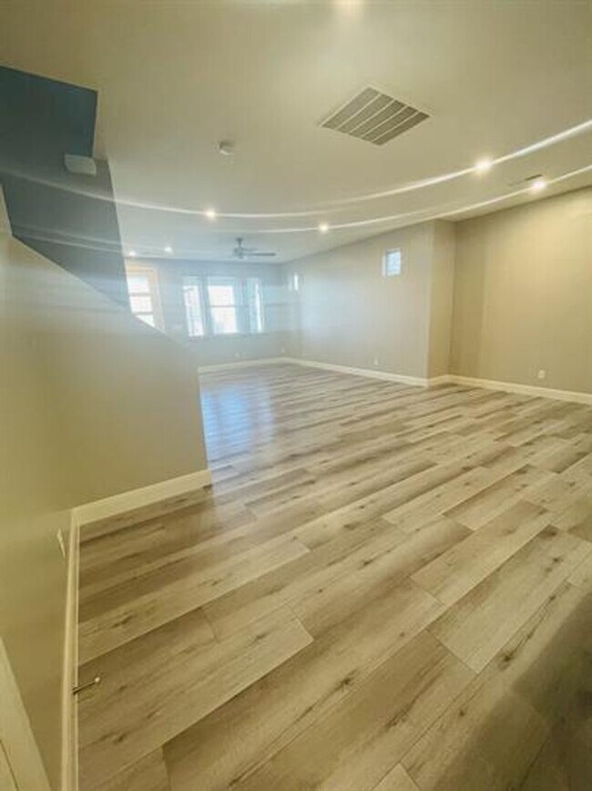 Building Photo - Desert Color Townhome!